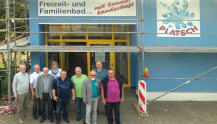 Von links: Heinz Breitenbach, und Mitglieder der UWGvor dem Hallenbad „Platsch“ in Freigericht-Somborn