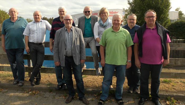 Herbert Bien, Joachim Lucas  und Mitglieder der UWG-Fraktion Freigerichtvor dem Hallenbad „Platsch“ in Freigericht-Somborn