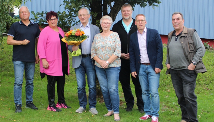 Heinz Breitenbach mit Lebensgefährtin (Mitte) und dieVorstandsspitze des Kreisverband Freie Wähler Main-Kinzig.