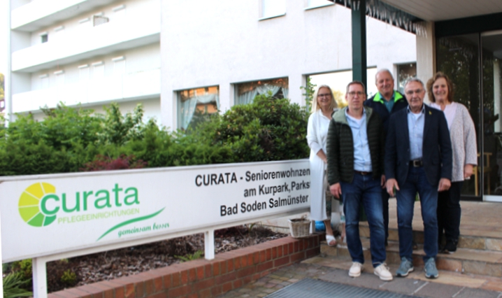 Alena Lochner, Carsten Kauck, Joachim Lucas, Christiane Kapp von Kreistagsfraktion derFreien Wähler Main-Kinzig mit dem GWL-Vorsitzenden Hans-Georg Schießer vor demgeschlossenen CURATA Seniorenwohnzentrum "Am Kurpark" in Bad Soden. Alena Lochner, Carsten Kauck, Joachim Lucas, Christiane Kapp von Kreistagsfraktion derFreien Wähler Main-Kinzig mit dem GWL-Vorsitzenden Hans-Georg Schießer vor demgeschlossenen CURATA Seniorenwohnzentrum "Am Kurpark" in Bad Soden.