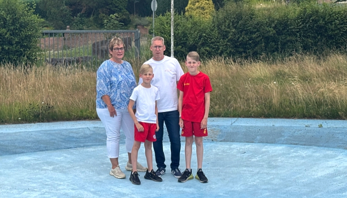 Liane Heid und Carsten Kauck mit Jugendlichen der DLRG und der DRK-Wasserwachtin dem in der Sanierung befindlichen Freibad in Steinau - Ulmbach. Liane Heid und Carsten Kauck mit Jugendlichen der DLRG und der DRK-Wasserwachtin dem in der Sanierung befindlichen Freibad in Steinau - Ulmbach.