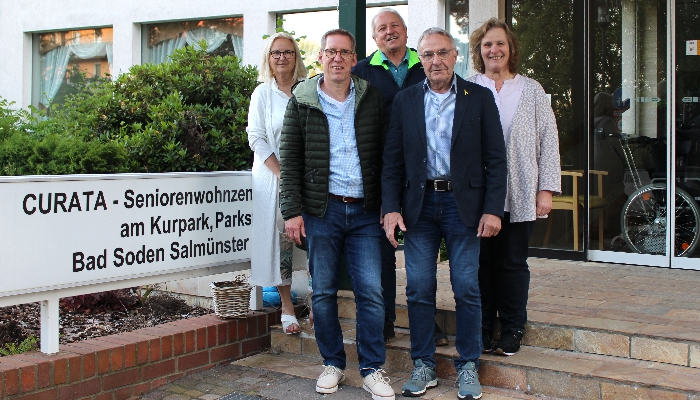 Teile der Kreistagsfraktion der Freien Wähler Main-Kinzig mit dem GWL-VorsitzendenHans-Georg Schießer vor dem geschlossenen CURATA Seniorenwohnzentrum"Am Kurpark" in Bad Soden. Teile der Kreistagsfraktion der Freien Wähler Main-Kinzig mit dem GWL-VorsitzendenHans-Georg Schießer vor dem geschlossenen CURATA Seniorenwohnzentrum"Am Kurpark" in Bad Soden.
