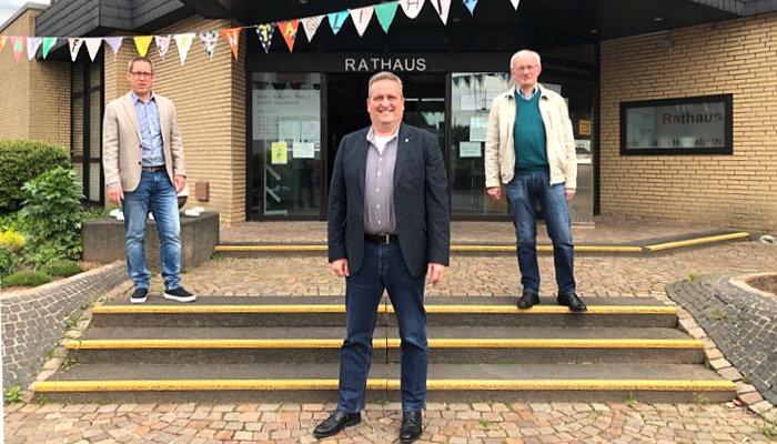 Der Fraktionsvorsitzende der Freien Wähler im Kreistag Carsten Kauck, Bürgermeister Matthias Pfeifer und Kreisausschussmitglied Heinz Breitenbachvor dem Rathaus in Hasselroth.
